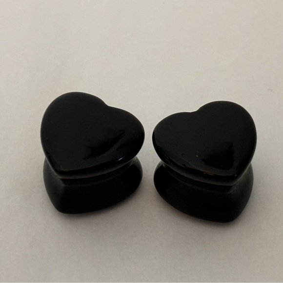 Black Onyx Heart Shaped Natural Stone Plug Gauge - Picture 3 of 4